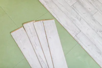 Cum alegi parchetul pentru locuința ta, parchet laminat vs. parchet stratificat