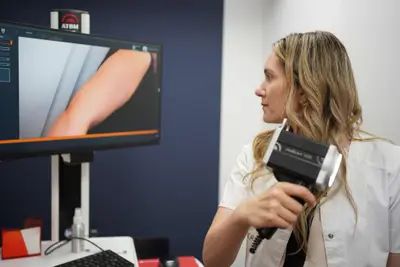 Dermatoscopia digitală, FotoFinder, AI: cum s-a schimbat consultul dermatologic în clinicile moderne din Craiova