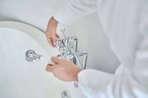 Cum să instalezi corect o baterie de baie, faturi și trucuri de la experți