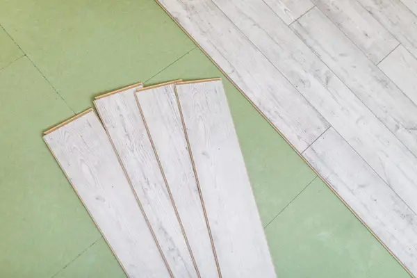 Cum alegi parchetul pentru locuința ta, parchet laminat vs. parchet stratificat