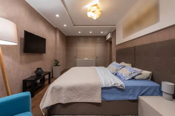 Dormitor mic în apartament de bloc: cum alegi mobila ca să câștigi spațiu, nu stres